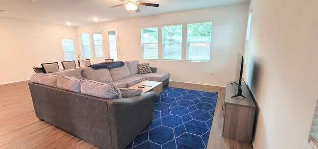 Foto del edificio - 1100 Winnie Dr