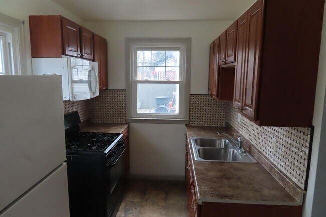 Building Photo - 796 N Drexel Ave