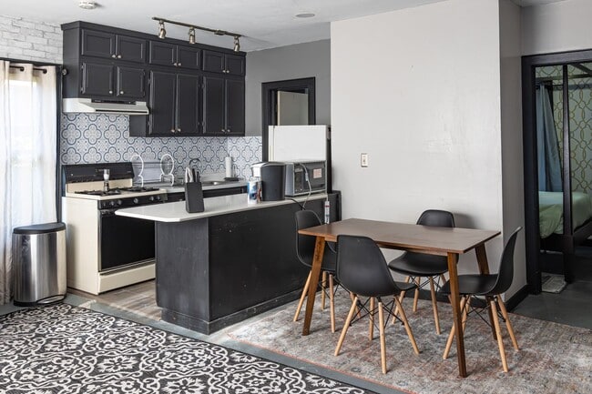 Building Photo - Fully Furnished Apartment in Historic Tracy Park