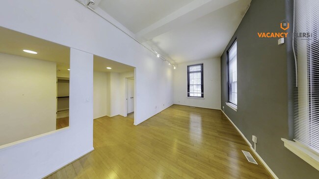 Building Photo - 220 E 31st St
