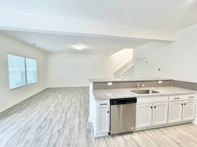 Building Photo - Beautiful & Spacious 3Bed Paired Home minutes from I-85