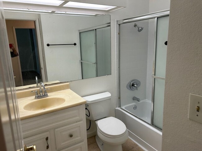 Foto del edificio - Spacious bright condo with new carpet and new paint and 2 bathrooms