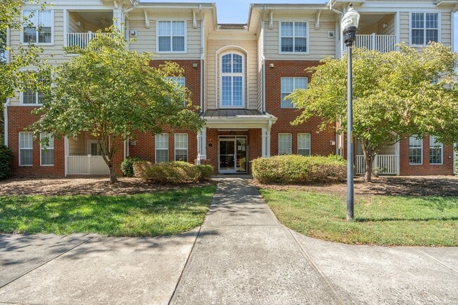 Building Photo - Ground Level 2-bed, 2-bath Condo in Provid...