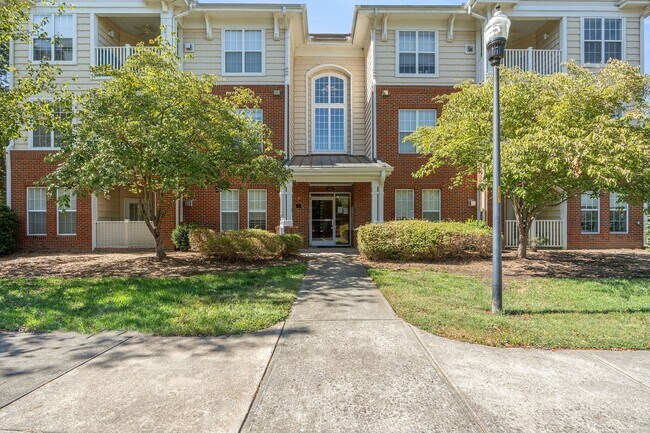 Foto del edificio - Ground Level 2-bed, 2-bath Condo in Provid...