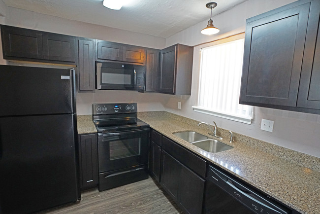 1BR, 1BA - 752SF - Deluxe Kitchen - Vintage at 50th