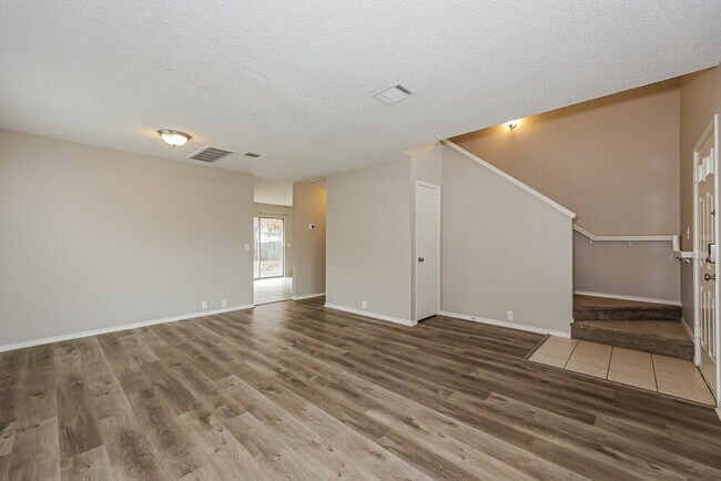 Foto del edificio - 6736 Meadowcrest Dr