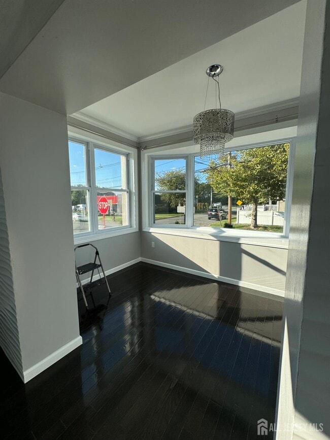 Building Photo - 537 Harding Ave