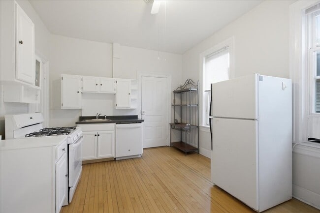 Building Photo - 1616 W Le Moyne St