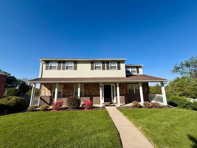 Foto del edificio - Modern Comforts Await: Spacious Rental with 2-Car Garage, Private Office, and Finished Basement w...