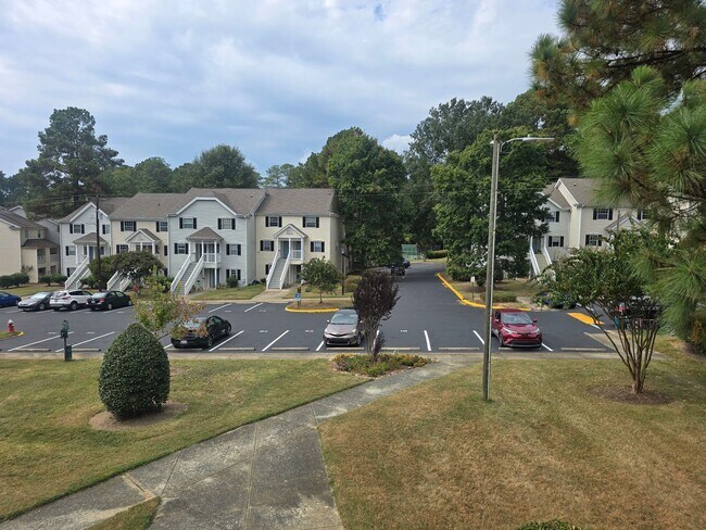 Building Photo - Convenient 2BR/2.5BA Condo in Chapel Hill