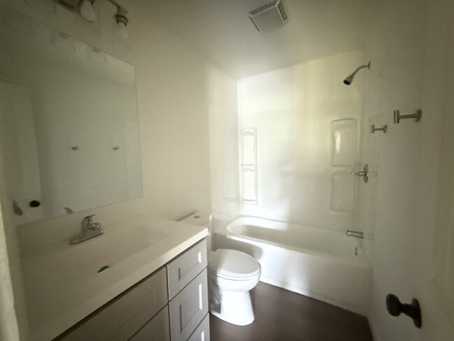 Building Photo - This fully updated 2-bedroom, 1.5-bath uni...