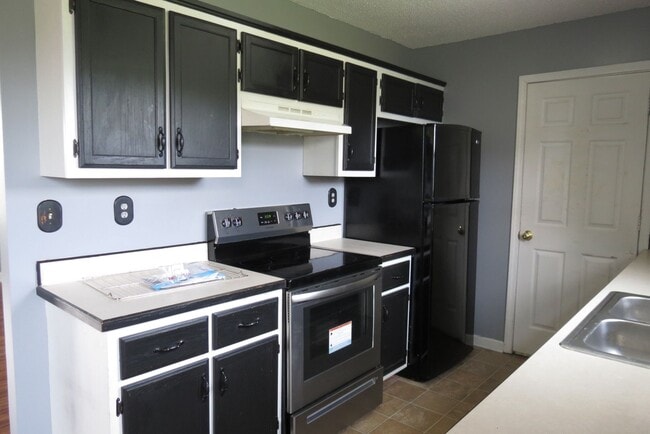 Building Photo - 200 Rusty Dr