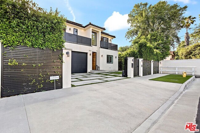 Foto del edificio - 5821 Wilkinson Ave
