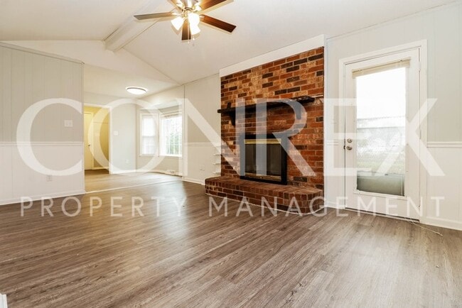Building Photo - Spacious 3 Bedroom