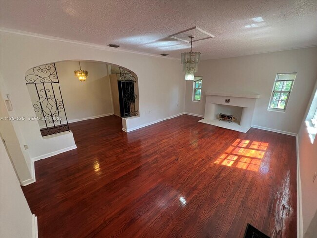 Foto del edificio - 695 NE 81st St