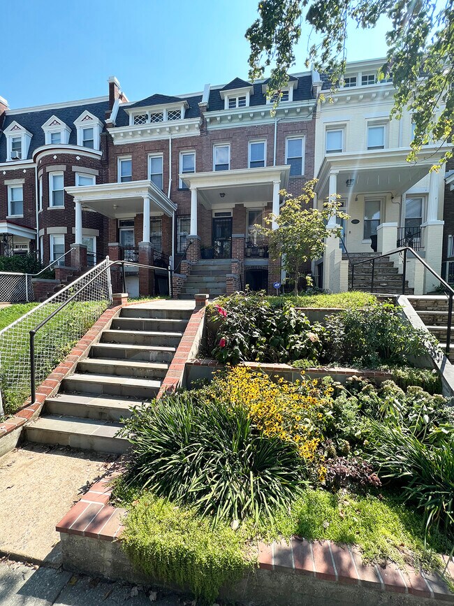 Building Photo - 1124 Girard St NW