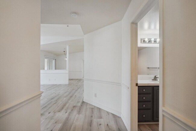 Foto del edificio - 150 N River Cir