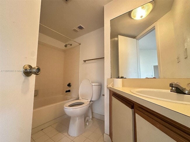 Building Photo - 2550 SW 18th Terrace