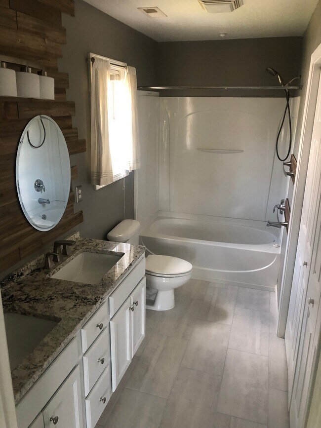 Tocador de granito con lavabos dobles en el baño principal - 24 Douglas Fir Ave