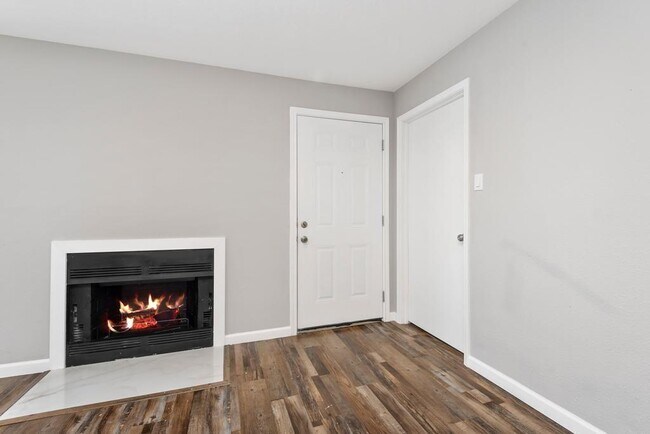Building Photo - 8293 Creekbend Dr