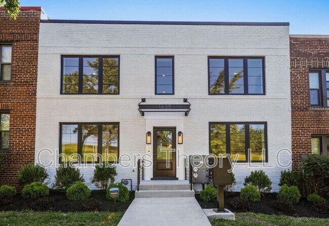 Building Photo - 1635 Holbrook St NE