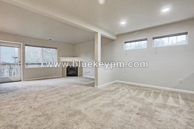 Foto del edificio - Unique 4 Bed, 2.5 Bath Home Near Burnt Bridge Creek Path