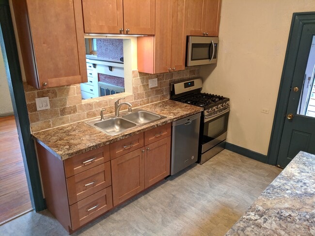 Kitchen - 200 W Irvington Pl