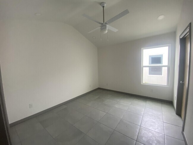 Foto del edificio - 1321 E Iris Ave
