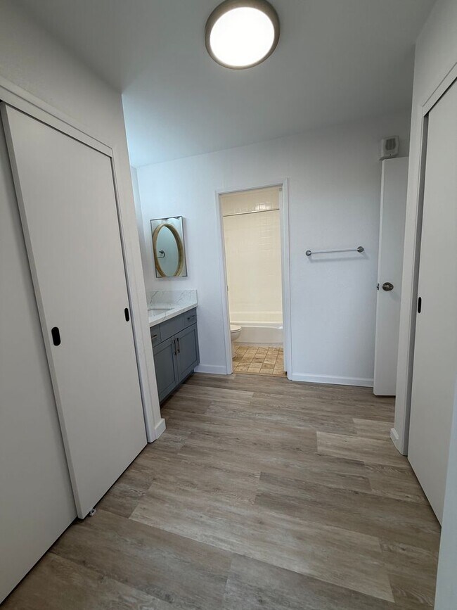 Foto del edificio - $2300 NEWLY RENOVATED 1BR/1BA/1PKG Kukui Plaza, Ewa Tower 25th floor