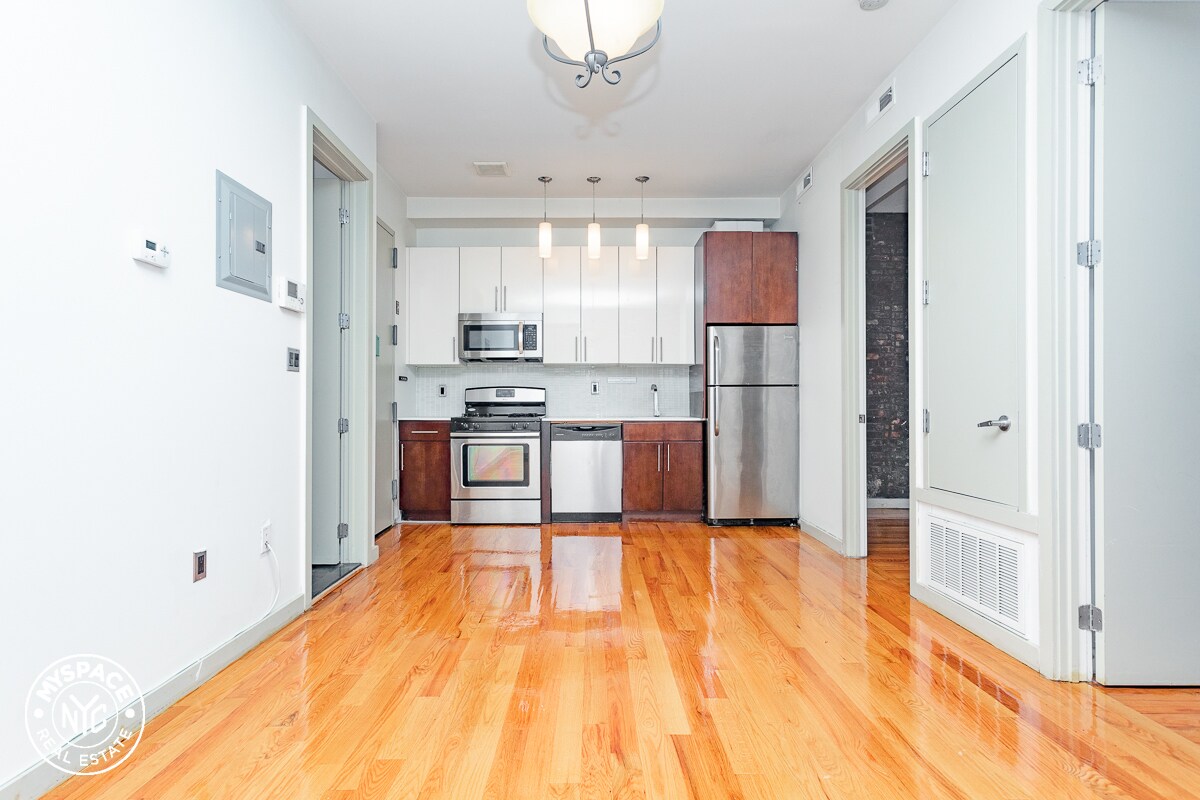 Primary Photo - 179 Putnam Ave