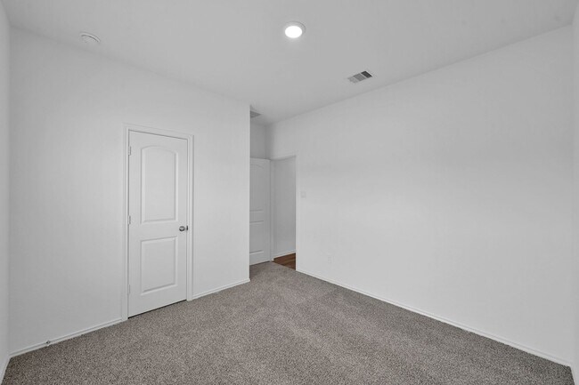 Foto del edificio - Never lived in 4 bed 3 bath with water views