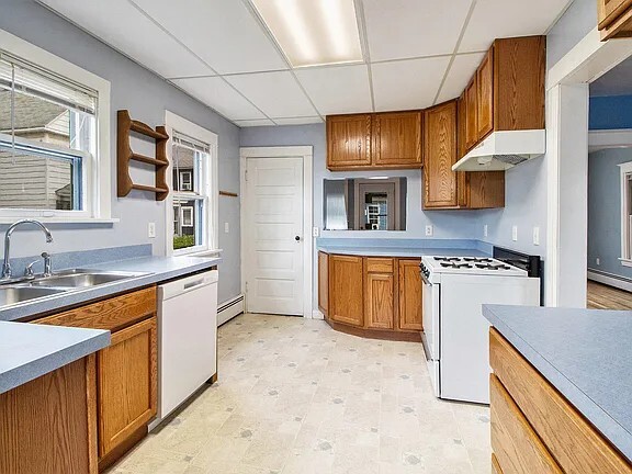 Kitchen - 702 Portage Ct