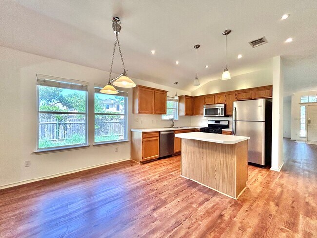 Foto del edificio - Charming 3/BR 2/BA Home with Covered Deck ...