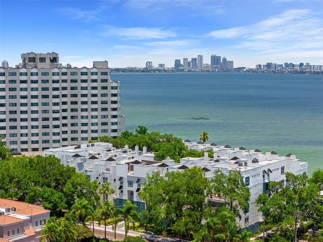 Aerial view of the building - 4950 Bayshore Blvd