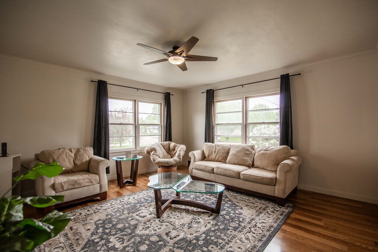 Foto principal - 215 E Arikara Ave