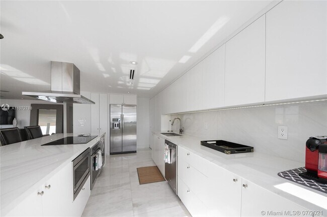 Foto del edificio - 1111 Crandon Blvd