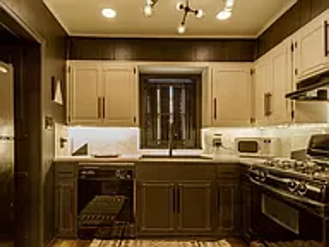 Building Photo - Cozy Home with Modern Updates and Fireplac...