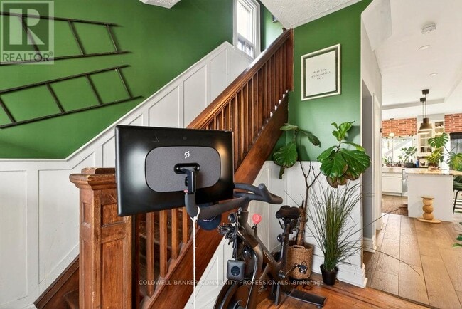 Building Photo - 224 Balmoral Ave N