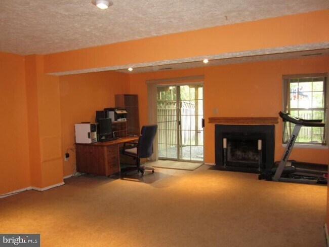 Building Photo - 18423 Honeylocust Cir