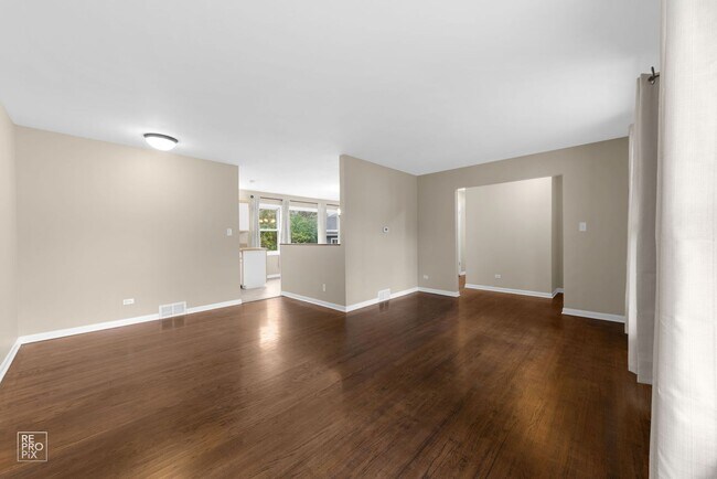 Foto del edificio - Gorgeous 3 Bedroom 2 Bath with FULL FINISHED BASEMENT in MUNDELEIN!