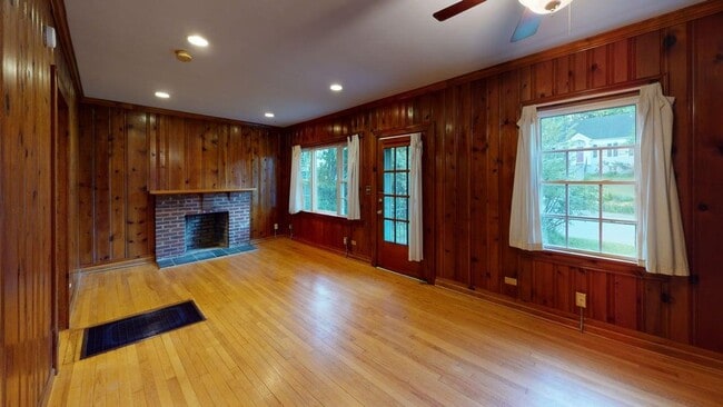 Building Photo - Downtown Cottage!