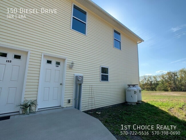 Building Photo - 1/2 double with 3 master bedrooms and baths!