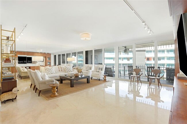 Foto del edificio - 3 Grove Isle Dr