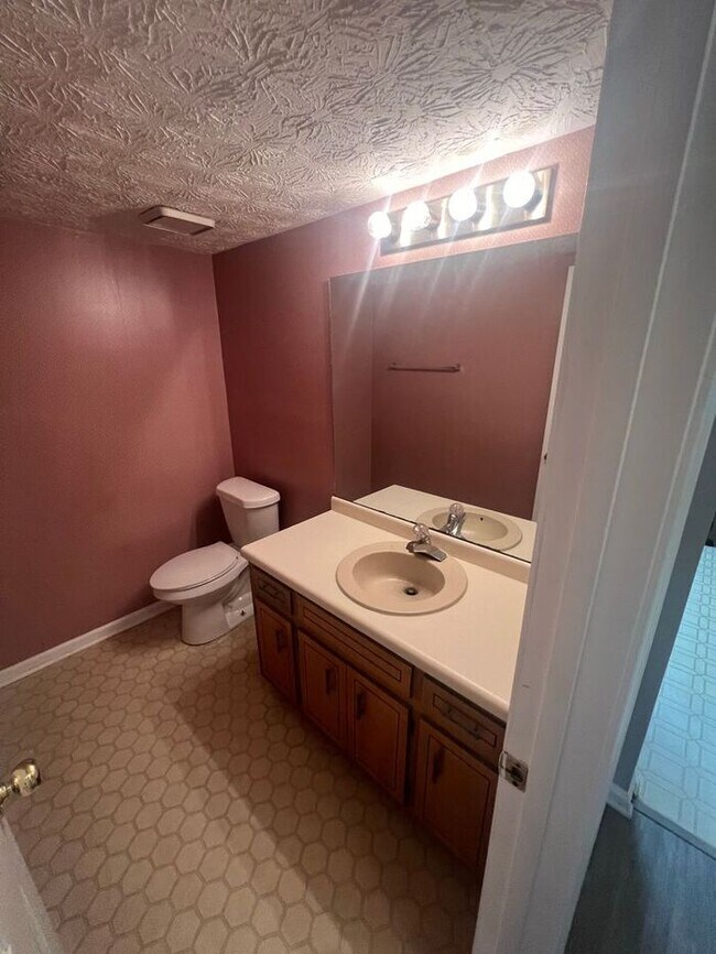 Building Photo - Beautiful 2 bedroom 1.5 bath town home!