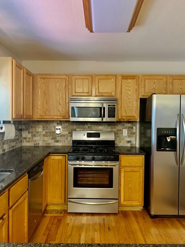 Building Photo - Sunny and Spacious Superior Home for Lease!