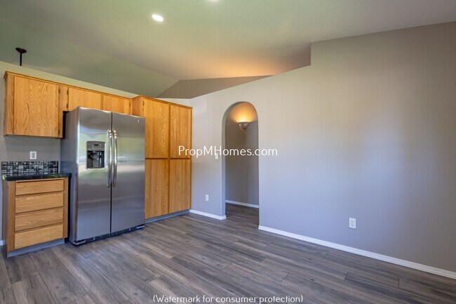 Foto del edificio - Beautifully Updated Three Bedroom In Desir...