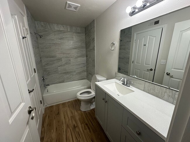 Building Photo - Beautifully Renovated Townhome at Woodvine