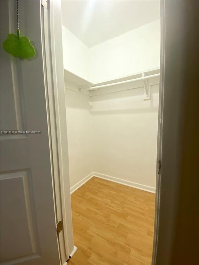 Foto del edificio - 6890 Liberty St