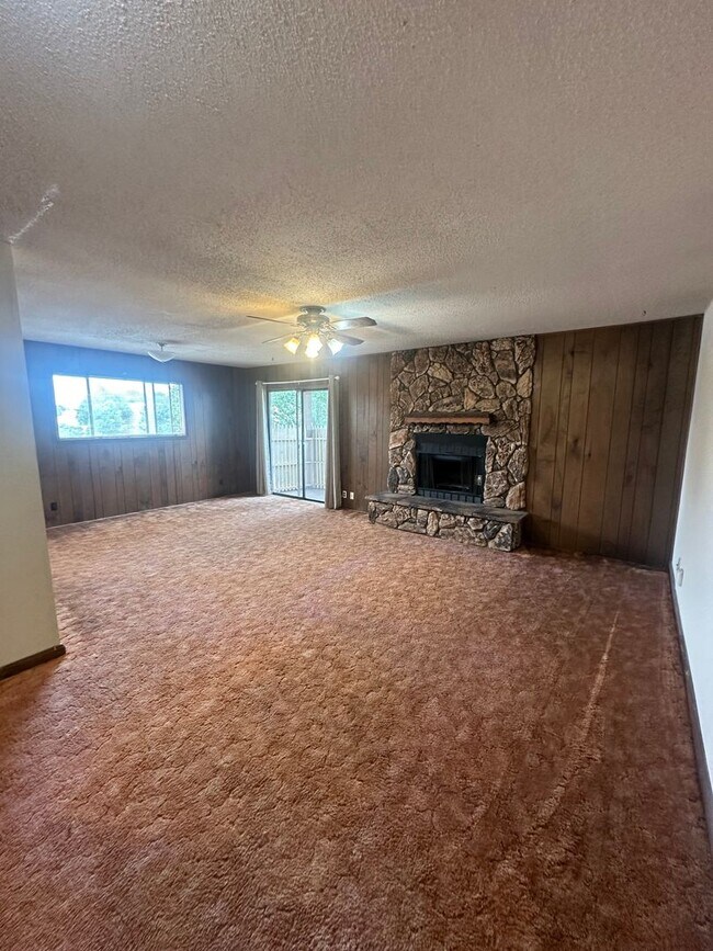 Foto del edificio - 804 Laurelwood Dr