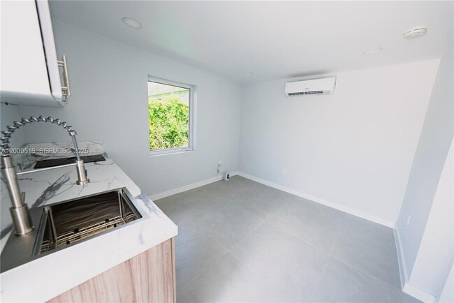 Foto del edificio - 1221 NW 75th St